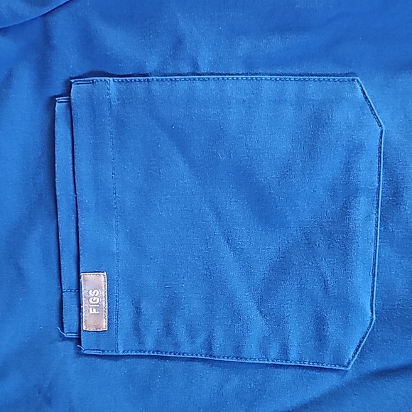 Figs Men's Large Blue Short Sleeve Aya VNeck Medical Scrub Top Tech Collection - Picture 4 of 9